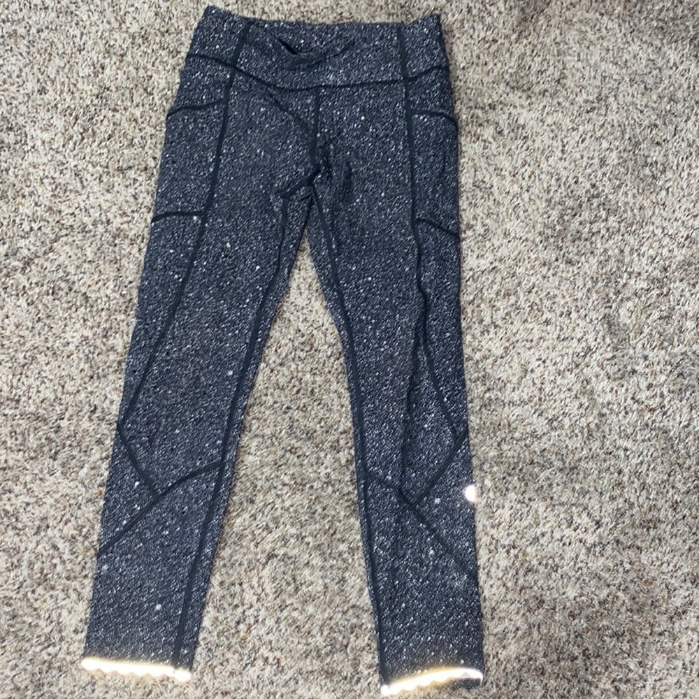 Lululemon cropped leggings. size 6 with pockets.